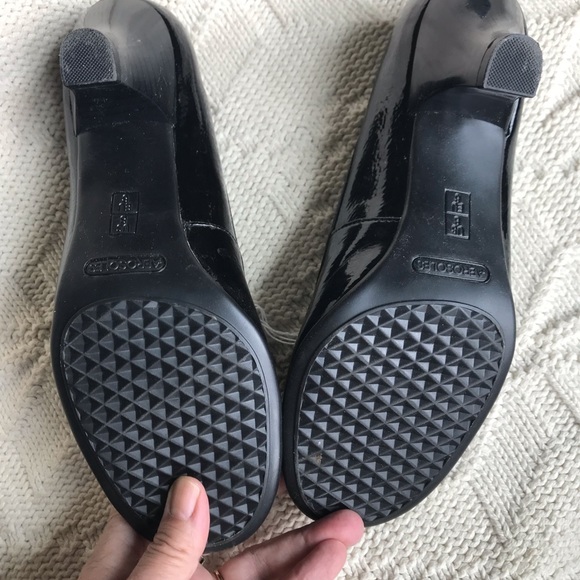 Aerosoles black patent leather pumps, size 8 - Picture 3 of 9